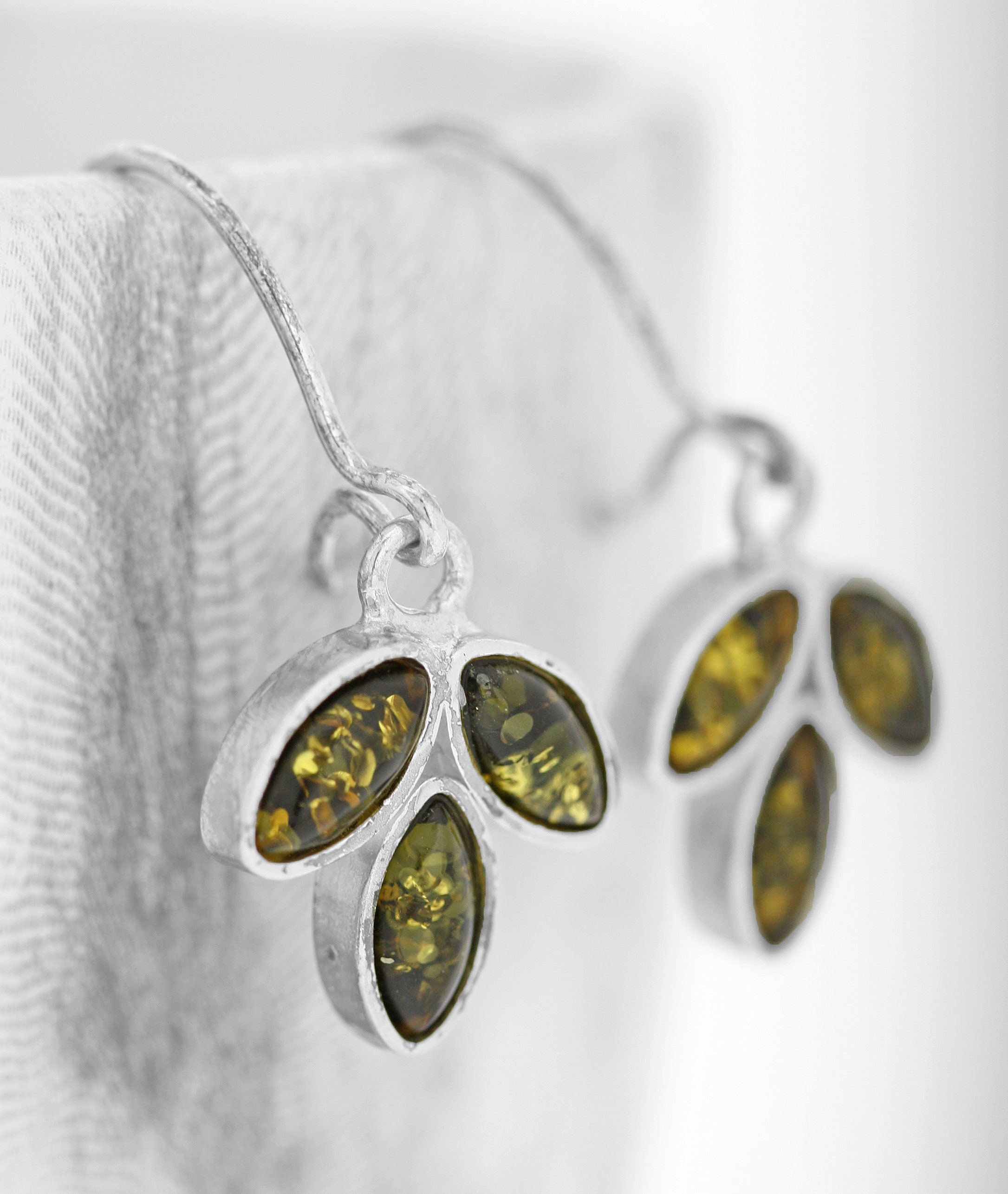 リーフグリーンバルト海産琥珀のイヤリング：スターリングシルバーの