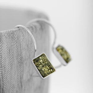 Rektangulära gröna örhängen i baltisk bärnsten: Droppörhängen i sterlingsilver