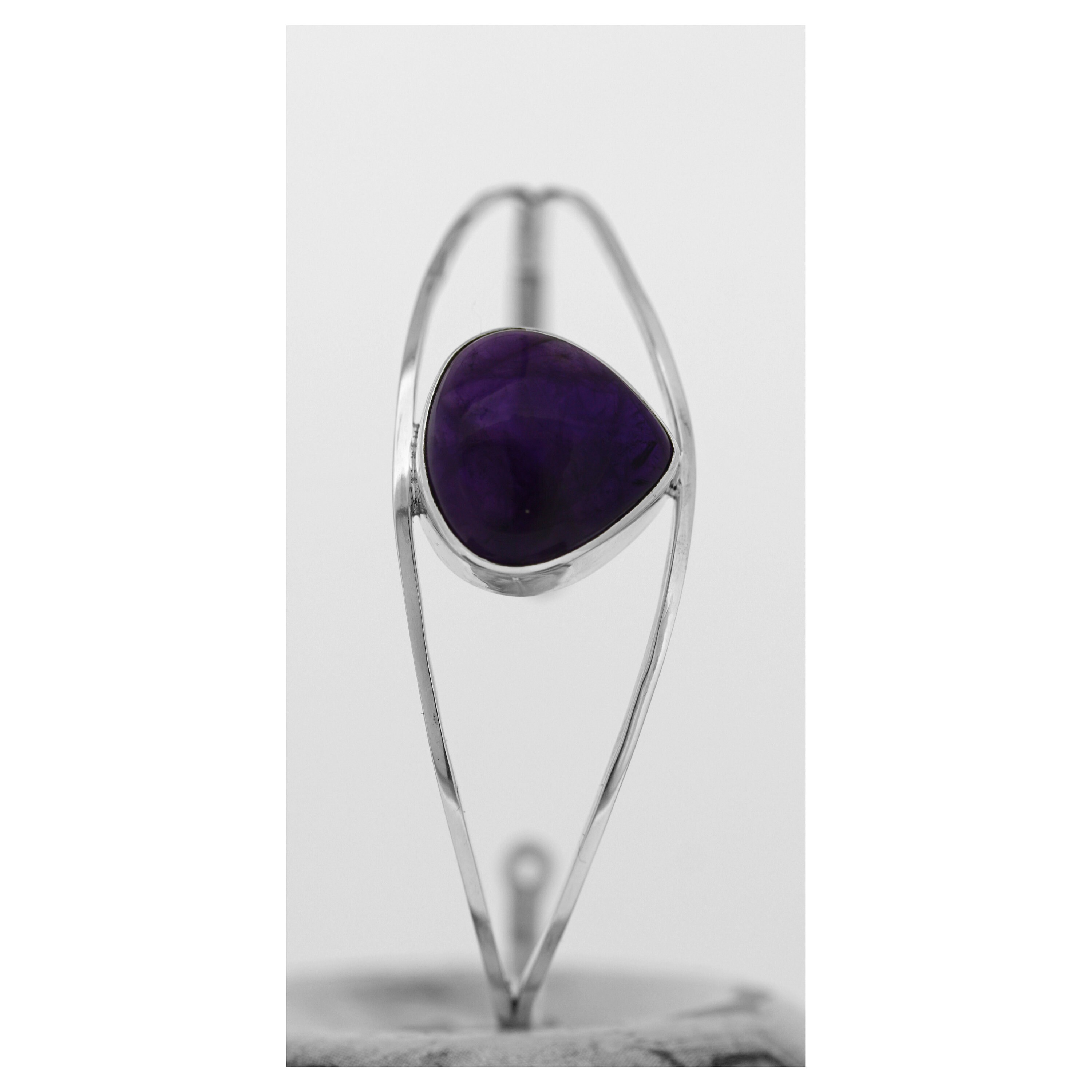 ティアドロップアメジストカフバングル：スターリングシルバーの宝石