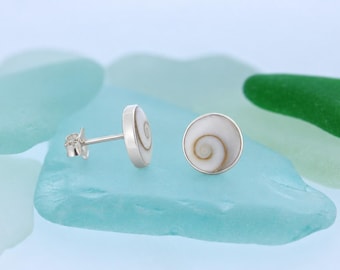 Örhängen i sterlingsilver med Shiva-ögon och snäckskal: Runda, natursten