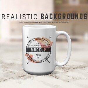 Puede incluir: Taza de cer&aacute;mica blanca con un dise&ntilde;o gr&aacute;fico en blanco y negro que presenta un c&iacute;rculo con el texto "THE ULTIMATE MUG MOCKUP" y un diamante en su interior. La taza est&aacute; sobre una superficie de m&aacute;rmol blanco.