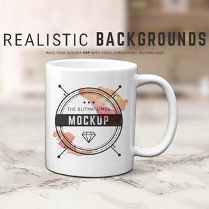 Puede incluir: Taza de cer&aacute;mica blanca con un dise&ntilde;o gr&aacute;fico en blanco y negro que presenta un c&iacute;rculo con el texto "THE ULTIMATE MUG MOCKUP" y un diamante en su interior. La taza est&aacute; sobre una superficie de m&aacute;rmol blanco.