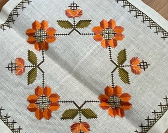 Tapete bordado a mano con flores naranjas / mantelería vintage hecha a mano