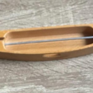 以下が含まれることがあります： 金属製のスピンドルが付いた木製糸巻き。糸巻きは糸を巻き取るために設計されています。