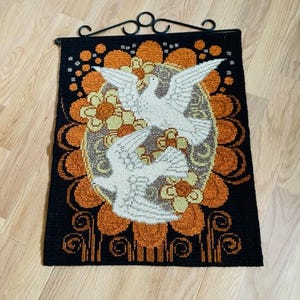 Vintage Zweeds geborduurd vogeltapijt/ retro wanddecor uit de jaren 70