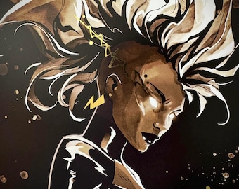 Op de afbeelding: Illustratie van een persoon met een mohawk-kapsel, in bruine en witte tinten. De persoon draagt een gouden bliksemschicht-oorbel. De achtergrond is zwart met gouden accenten. De ogen van de persoon gloeien wit.