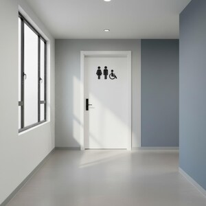K&ouml;nnte beinhalten: Eine wei&szlig;e T&uuml;r mit einem schwarzen Toilettenschild, das Symbole f&uuml;r eine Frau, einen Mann und eine Person im Rollstuhl zeigt. Die T&uuml;r hat einen schwarzen Griff und befindet sich in einem Flur mit hellgrauen W&auml;nden, einer blauen Wand und einem Fenster.