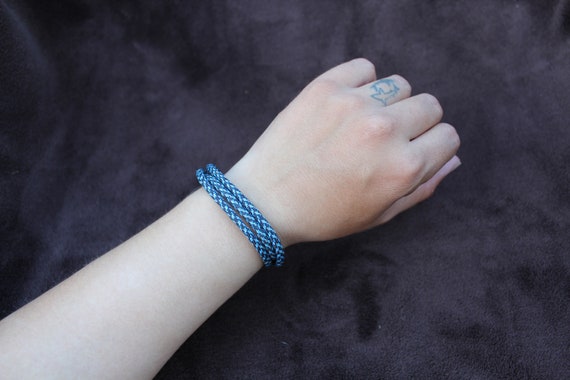 Overlapping Simple Single Strand Paracord Bracelet W/ Clasp 