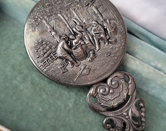 Miroir à main vintage plaqué argent Hans Jensen : scène de taverne repoussée, Danemark