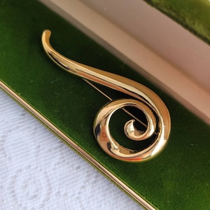 Vintage gold tone swirl design pin brooch. Unisex pin. Gift idea