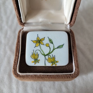 broche vintage De Passillé-Sylvestre peinte à la main en épingle à fleurs sauvages. Par la designer canadienne Micheline de Passille et Yves Sylvestre. Idée cadeau