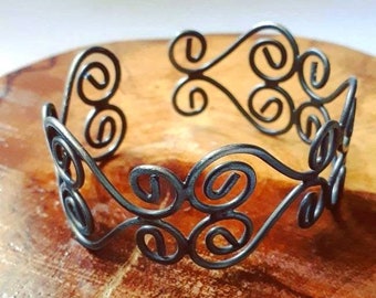 Bracelet manchette tourbillon en étain fait main : jonc argenté