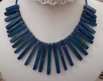 Collier fait main en pierre bleue cobalt : motif prisme gradué