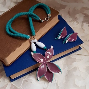 Fabulous set of necklace and pierced earrings. Floral motif spring/ summer season. Gift for her.
