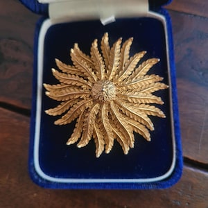 Vintage gold tone large size flower burst pin brooch. Gift idea.