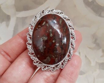 Broche vintage en jaspe rouge : épingle en imitation marcassite de style victorien