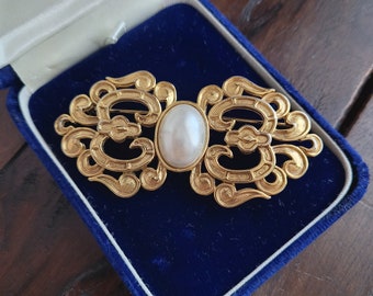 Broche vintage dorée de style victorien. Épingle de col. Idée cadeau