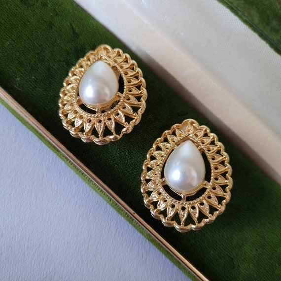 Vintage Gold Tone Faux Pearl Teardrop Clip on Earrings - Etsy display picture 1