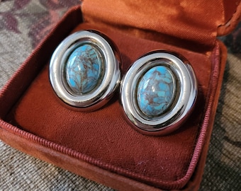 Pendientes de botón de turquesa sintética en tono plateado: diseño ovalado llamativo