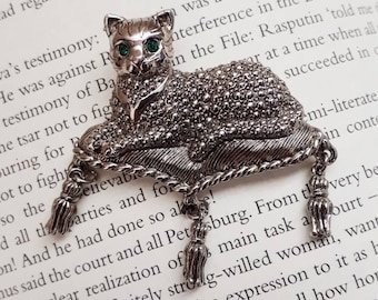 Vintage Avon silver tone cat pin brooch. Gift idea. Unisex brooch. Marked.