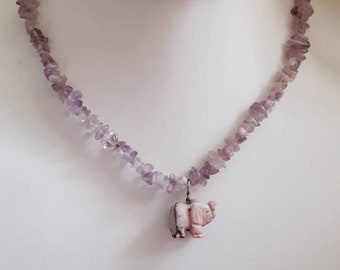 Collier en pierre d'améthyste : pendentif éléphant en rhodonite sculptée