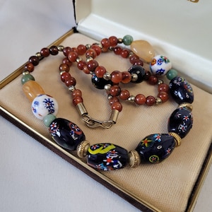 Antike Millefiori Murano Art GlasPerlenKette mit Karneol und Chrysopras Edelstein Perlen. Geschenkidee