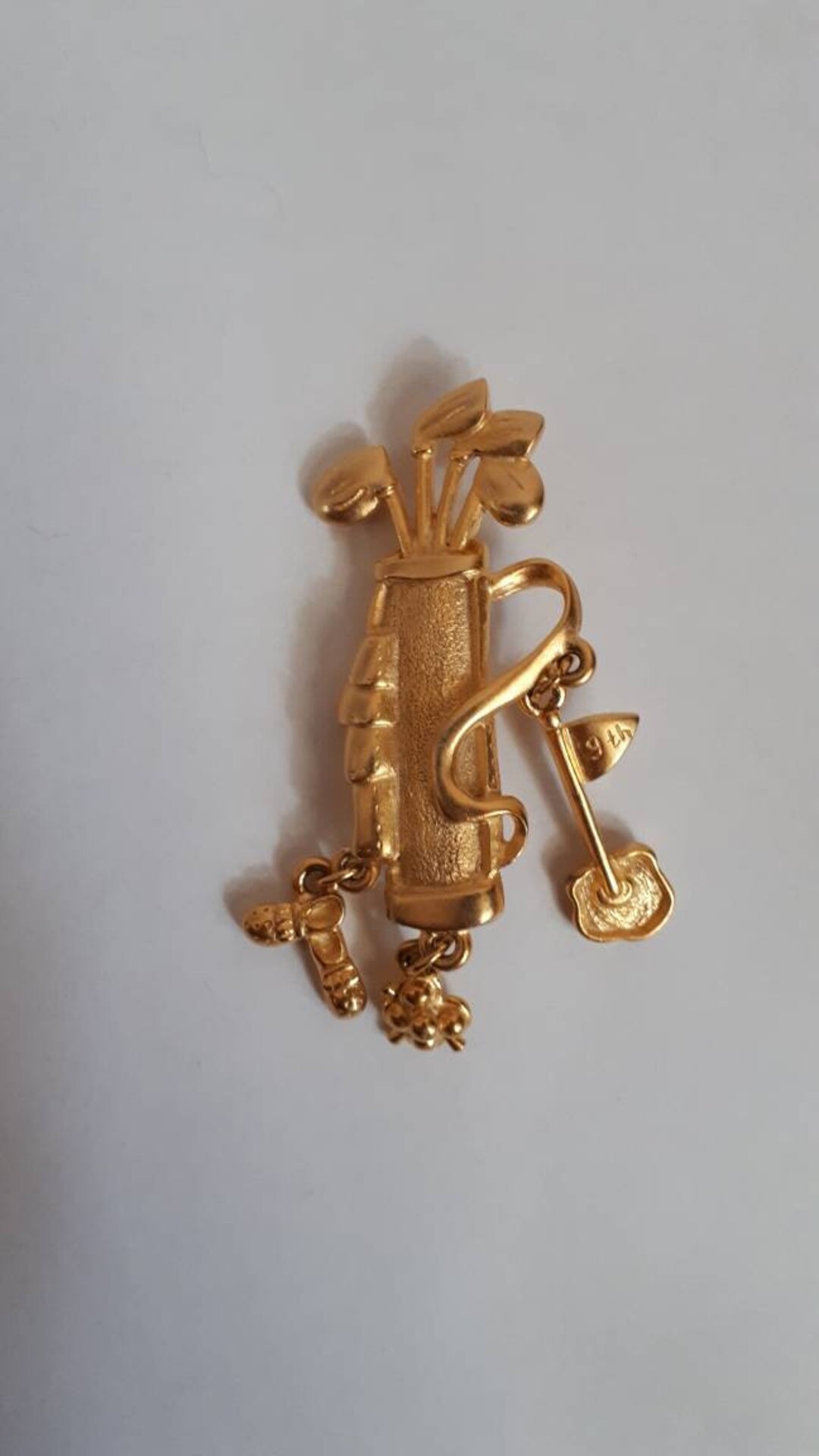 Broche Bijou Rétro Couleur Or - Motif Sac De Golfeur Avec Cristal - Occasion