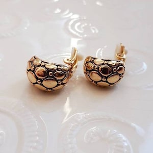 Wunderschönes Paar goldfarbene, florale Design Ohrclips