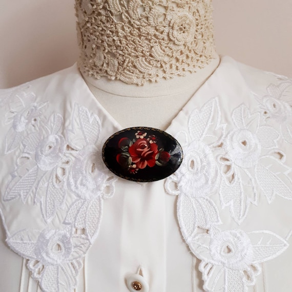 Broche En Bois Peint à La Main - Décoration Rose Signée - Occasion Très Bon état