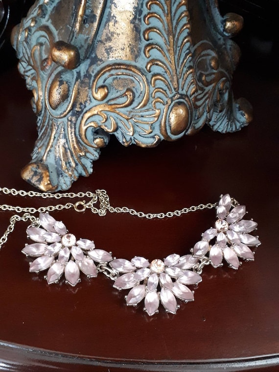 Collier Déclaration Rose Et Or Floral - Pierres Précieuses, Occasion Comme Neuf