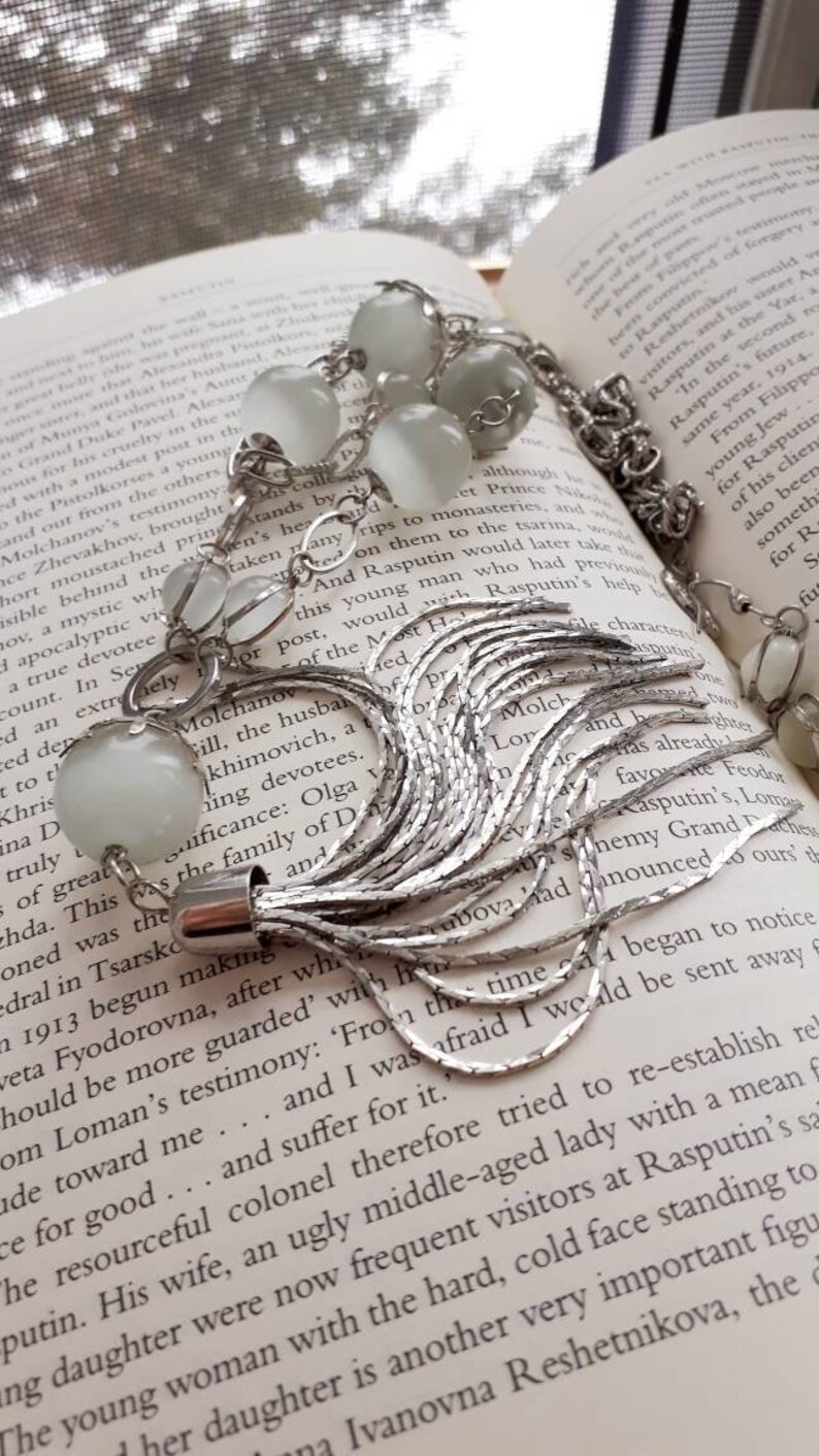 Silver Tone Lariat Necklace and Dangle Earrings, Cat Eye Glass Beads image 7