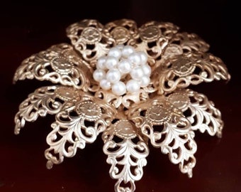 Broche fleurie vintage de style victorien doré avec fausses perles