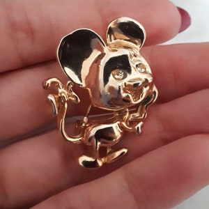 Vintage gold tone little mouse pin brooch. Gift idea. Unisex brooch. Figural brooch. Animal brooch. Mouse pin. Small pin