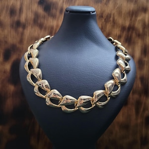 Vintage gold tone, short length collar necklace. Gift idea
