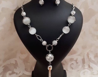 Collier et boucles d'oreilles lariat argentés, perles de verre oeil de chat