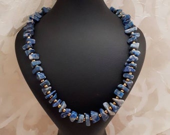 Collier vintage avec pépites de sodalite : pierres précieuses bleu royal, reflets dorés