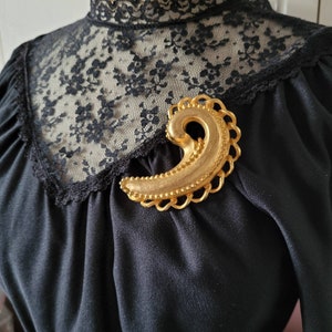 Spilla vintage insolita oversize color oro. Idea regalo.