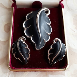 Vintage set of silver tone leaf shape clip on earrings and pin brooch with matte black finish. Gift idea