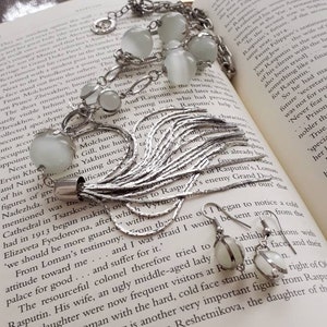 Silver Tone Lariat Necklace and Dangle Earrings, Cat Eye Glass Beads image 8