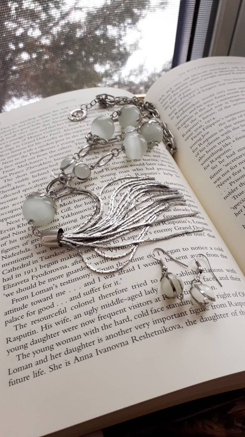 Silver Tone Lariat Necklace and Dangle Earrings, Cat Eye Glass Beads image 8