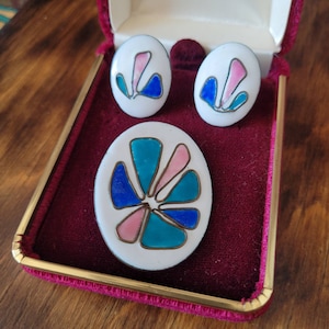 Vintage enamel on copper set of brooch and screw back earrings from 1960&#39;s. Gift idea.