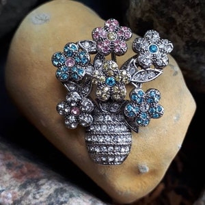 魅力的なヴィンテージの花瓶ペンダントピンブローチ。ギフトのアイデア。花嫁のブローチ