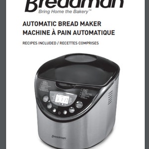 Könnte beinhalten: Eine silberne und schwarze automatische Brotbackmaschine mit einem digitalen Display und einem Bedienfeld. Die Maschine ist mit "Breadman" und "Bring Home the Bakery" beschriftet. Die Modellnummer lautet TR875.