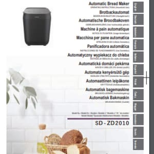 Può includere: È mostrata una macchina per il pane automatica Panasonic nera, modello SD-ZD2010. L'immagine include testo in più lingue, tra cui inglese, tedesco, francese e spagnolo. Un cestino di pane e una bottiglia d'olio sono in primo piano.