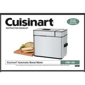 Puede incluir: Una máquina de hacer pan automática Cuisinart plateada con un folleto de recetas en el reverso. La máquina de hacer pan tiene una pantalla digital y una ventana de visualización. El folleto de instrucciones está incluido.