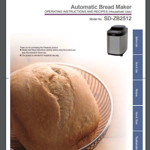 Può includere: Copertina del manuale della macchina per il pane automatica Panasonic. Il manuale include istruzioni per l'uso e ricette. Una pagnotta di pane è in un cestino di metallo. Il numero di modello della macchina per il pane è SD-ZB2512.