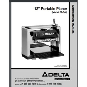 Puede incluir: Una cepilladora portátil Delta de 12 pulgadas en color gris y negro. La cepilladora tiene una mesa grande y una manija para ajustar la profundidad de corte. El manual de instrucciones es visible en el fondo.