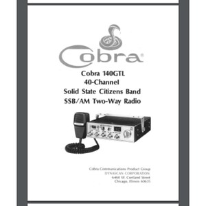 Può includere: Immagine in bianco e nero di una radio bidirezionale Cobra 140GTL a 40 canali, a banda cittadina, a stato solido, SSB/AM. La radio ha un microfono e un display che mostra "140". Il testo "Cobra Communications Product Group Dynascan Corporation 6460 W. Cortland Street Chicago, Illinois 60635" è stampato sotto la radio.