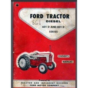 Könnte beinhalten: Ein rotes und weißes Ford-Traktor-Handbuch für die Dieseltraktor-Serien 601 D und 801 D. Das Cover zeigt eine Schwarzweißillustration eines Traktors.