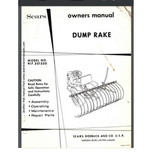 Può includere: Illustrazione in bianco e nero di un rastrello ribaltabile attaccato a un trattore. L'immagine è tratta da un manuale d'uso Sears per un rastrello ribaltabile, modello 917.251320. Il manuale include istruzioni per il montaggio, il funzionamento, la manutenzione e i pezzi di ricambio.